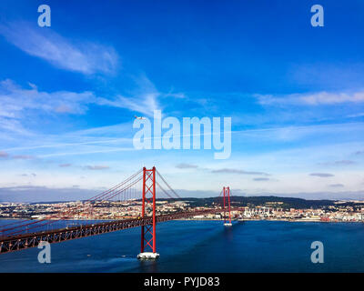 Pont du 25 avril contre le ciel bleu en Lisabon, vue panoramique Banque D'Images