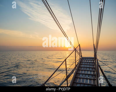 Coucher de soleil sur le voilier pont tandis que les croisières dans les Cyclades en Grèce Banque D'Images