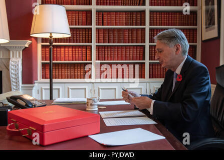 Chancelier de l'Échiquier Philip Hammond, prépare son discours dans son bureau à Downing Street, Londres, avant son annonce dans le Budget 2018, le lundi. Banque D'Images