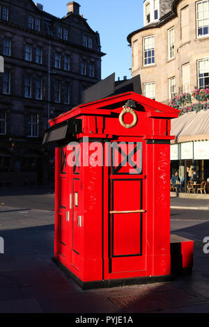 Une police rouge peint de couleurs vives, situé dans zone téléphone shandwick place à Édimbourg Banque D'Images