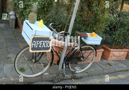 En dehors d'un cycle d'épicerie magasin dans la ville de Lucques en Toscane Italie Europe UE 2018 Banque D'Images