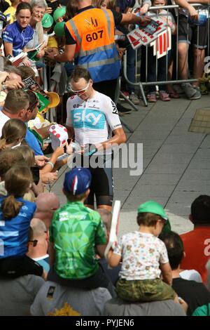 Chris Froome de signer des autographes pour les spectateurs à la fin de la 1re étape du Tour de Bretagne 2018 dans la ville de Newport South Wales GB UK 2018 Banque D'Images