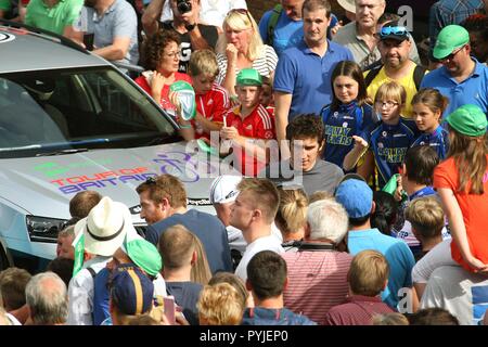 Geraint Thomas de signer des autographes pour les spectateurs à la fin de la 1re étape du Tour de Bretagne 2018 dans la ville de Newport South Wales GB UK 2018 Banque D'Images