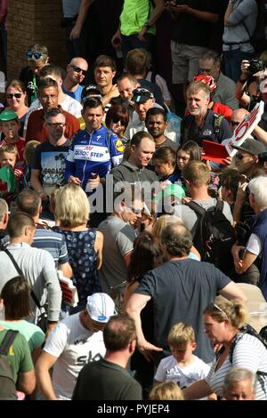 Chris Froome de signer des autographes pour les spectateurs à la fin de la 1re étape du Tour de Bretagne 2018 dans la ville de Newport South Wales GB UK 2018 Banque D'Images