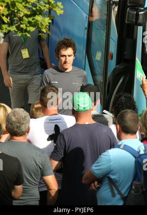 Geraint Thomas de signer des autographes pour les spectateurs à la fin de la 1re étape du Tour de Bretagne 2018 dans la ville de Newport South Wales GB UK 2018 Banque D'Images