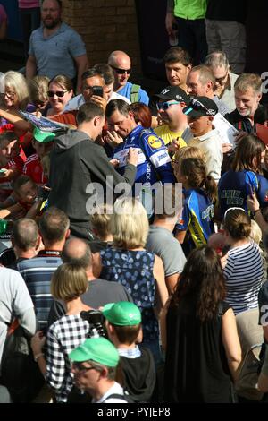 Chris Froome de signer des autographes pour les spectateurs à la fin de la 1re étape du Tour de Bretagne 2018 dans la ville de Newport South Wales GB UK 2018 Banque D'Images