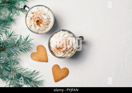 Boisson chaude avec de la crème fouettée et les cookies en forme de coeur, des tasses de café ou de cacao, concept d'hiver romantique, Vue du dessus Banque D'Images