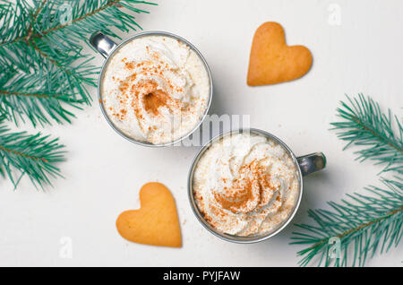 Boisson chaude avec de la crème fouettée et les cookies en forme de coeur, des tasses de café ou de cacao, concept d'hiver romantique, Vue du dessus Banque D'Images