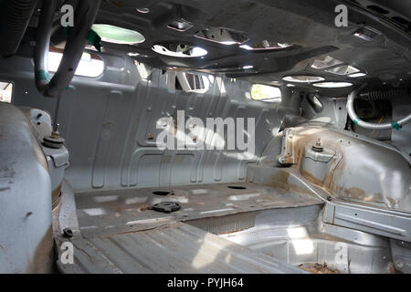 À la recherche dans le coffre d'une voiture de stock sur l'arrière d'un camion Banque D'Images