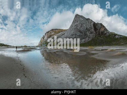 Impressions de randonnée à Bunes plage de sable avec vue de Bunes Fjorden à îles Lofoten en Norvège sur un ciel bleu avec des nuages journée ensoleillée. Photo taken in ni Banque D'Images