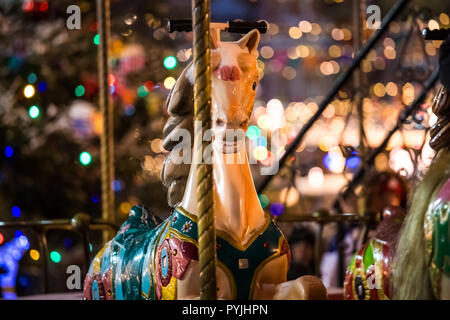 Carrousel avec des chevaux à bascule sur le marché de Noël à Moscou, Russie Banque D'Images