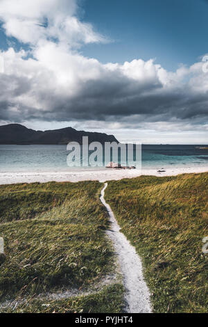 Beaux nuages sur le ciel avec le chemin menant à l'océan Atlantique mer à Ramberg Lofoten, Norvège, EuropePhoto prises en Norvège. Banque D'Images