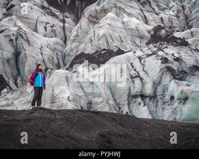 Turist Lonely Girl près d'un glacier sur sable vulcano noir Banque D'Images