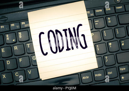 Écrit remarque montrant le codage. Photo d'affaires mettant en valeur l'attribution de code pour quelque chose pour la classification d'identification. Banque D'Images