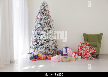 Arbre de Noël blanc en bas avec Konate-Noël Banque D'Images