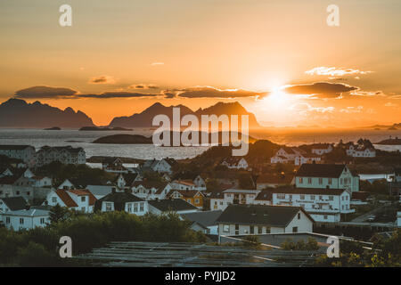 Lever et coucher du soleil à Henningsvær, village de pêcheurs situé sur plusieurs petites îles dans l'archipel des Lofoten, Norvège sur un ciel bleu avec des nuages. P Banque D'Images