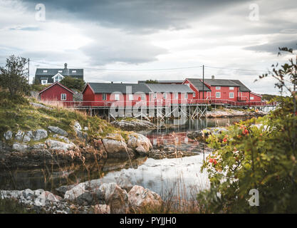 Septembre 2018, l'île de Lofoten Henningsvaer. Dans les maisons rouges Rorbuer Henningsvær village de pêcheurs sur une journée nuageuse. Le petit village de pêcheurs Henning Banque D'Images