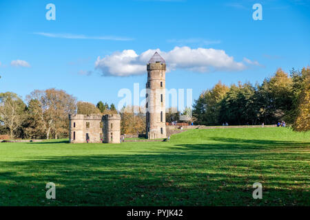 Irvine, Écosse, Royaume-Uni - Octobre 15, 2018 : Château & Eglinton Park Irvine Ayrshire du Nord. Parc public à l'automne et le premier jour de l'école Octobre Banque D'Images