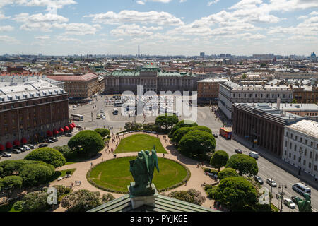 La Russie, SAINT-PETERSBOURG, 31 mai 2018 : vue panoramique de la place Saint-Isaac sur une chaude journée de printemps ensoleillée Banque D'Images