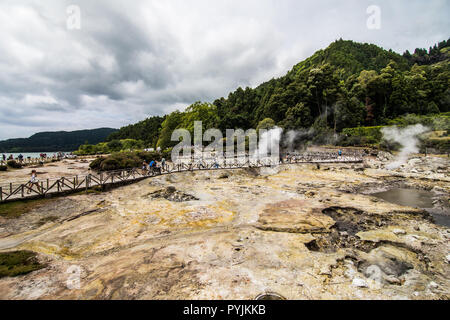 Açores - Juin 2018 : énergie géothermique dans cuisine Fumarolas da Lagoa das Furnas sur l'île de São Miguel, aux Açores. Banque D'Images