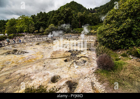 Açores - Juin 2018 : énergie géothermique dans cuisine Fumarolas da Lagoa das Furnas sur l'île de São Miguel, aux Açores. Banque D'Images