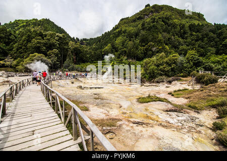 Açores - Juin 2018 : énergie géothermique dans cuisine Fumarolas da Lagoa das Furnas sur l'île de São Miguel, aux Açores. Banque D'Images