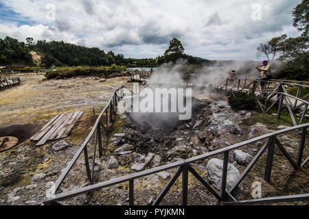 Açores - Juin 2018 : énergie géothermique dans cuisine Fumarolas da Lagoa das Furnas sur l'île de São Miguel, aux Açores. Banque D'Images