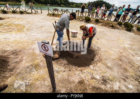 Açores - Juin 2018 : énergie géothermique dans cuisine Fumarolas da Lagoa das Furnas sur l'île de São Miguel, aux Açores. Banque D'Images