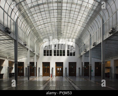 Grand hall (trésorerie) Kassensaal Großer dans l'Österreichische Postsparkasse (Banque d'épargne postale autrichienne) conçu par l'architecte autrichien Otto Wagner (1906) à Vienne, Autriche. Banque D'Images