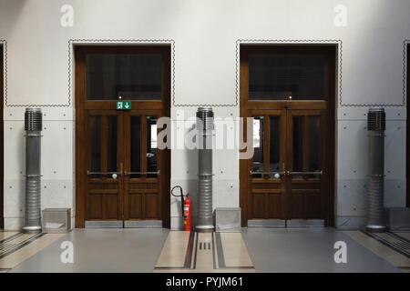 Ventilation et climatisation dans le grand hall (trésorerie) Kassensaal Großer dans l'Österreichische Postsparkasse (Banque d'épargne postale autrichienne) conçu par l'architecte autrichien Otto Wagner (1906) à Vienne, Autriche. Banque D'Images