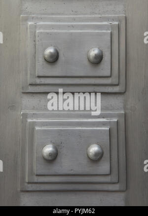 Détail de la colonne d'aluminium fixé avec des rivets dans le grand hall (trésorerie) Kassensaal Großer dans l'Österreichische Postsparkasse (Banque d'épargne postale autrichienne) conçu par l'architecte autrichien Otto Wagner (1906) à Vienne, Autriche. Banque D'Images