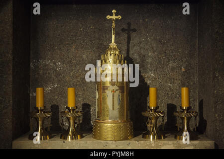 Tabernacle et candélabres sur l'autel, dans la crypte souterraine dans le Heilig-Geist-Kirche (l'église de l'Esprit Saint) conçu par l'architecte slovène Jože Plečnik (1911) dans la région de Ottakring destrict à Vienne, Autriche. Banque D'Images