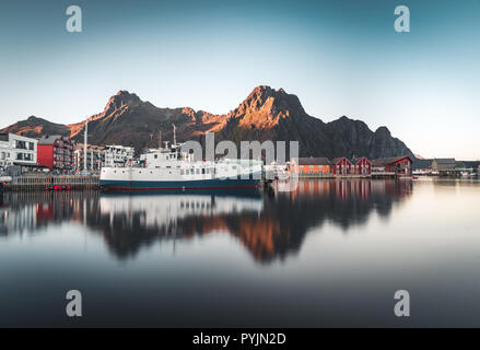 Svolvaer, Norvège - Septembre 2018 : Bateaux du port au bord de l'eau avec des montagnes en arrière-plan. Svolvaer est un village de pêcheurs et touristique ville loc Banque D'Images