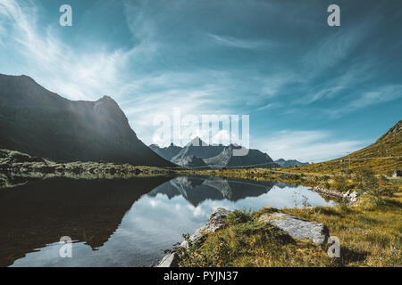 Impressions de randonnée le long du sentier de la plage de Kvalvika en haut du mont Ryten à îles Lofoten en Norvège sur un fond bleu et journée ensoleillée avec quelques nuages. Photo Banque D'Images