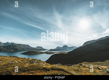 Vue de Kvalvika plage depuis le mont Ryten à îles Lofoten en Norvège sur un fond bleu et journée ensoleillée avec quelques nuages. Photo prise en Norvège. Banque D'Images