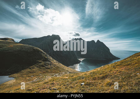 Vue de Kvalvika plage depuis le mont Ryten à îles Lofoten en Norvège sur un fond bleu et journée ensoleillée avec quelques nuages. Photo prise en Norvège. Banque D'Images