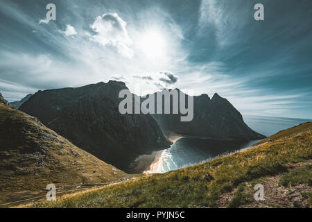 Vue de Kvalvika plage depuis le mont Ryten à îles Lofoten en Norvège sur un fond bleu et journée ensoleillée avec quelques nuages. Photo prise en Norvège. Banque D'Images