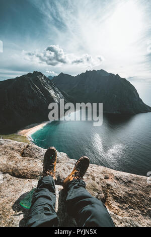 Vue de Kvalvika plage depuis le mont Ryten à îles Lofoten en Norvège sur un fond bleu et journée ensoleillée avec quelques nuages. Photo prise en Norvège. Banque D'Images
