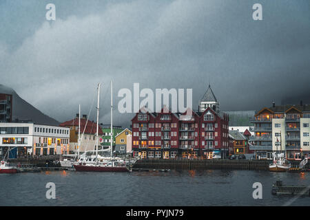 Svolvaer, Norvège - Septembre 2018 : Bateaux du port au bord de l'eau avec des montagnes en arrière-plan. Svolvaer est un village de pêcheurs et touristique ville loc Banque D'Images