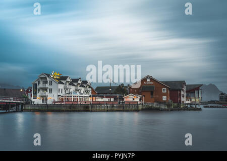 Svolvaer, Norvège - Septembre 2018 : Bateaux du port au bord de l'eau avec des montagnes en arrière-plan. Svolvaer est un village de pêcheurs et touristique ville loc Banque D'Images