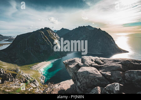 Vue de Kvalvika plage depuis le mont Ryten à îles Lofoten en Norvège sur un fond bleu et journée ensoleillée avec quelques nuages. Photo prise en Norvège. Banque D'Images
