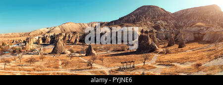 Formations de tuf volcanique connu sous le nom de cheminées de fées de Pasabag, près de Zelve, Cappadoce, Anatolie, Turquie. Vue panoramique. Banque D'Images