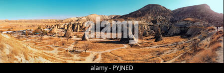 Formations de tuf volcanique connu sous le nom de cheminées de fées de Pasabag, près de Zelve, Cappadoce, Anatolie, Turquie. Vue panoramique. Banque D'Images