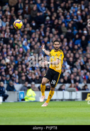 Brighton, UK. 27 Oct 2018. João Moutinho de Wolverhampton Wanderers lors du premier match de championnat entre Brighton et Hove Albion Wolverhampton Wanderers et à l'AMEX Stadium, Brighton, Angleterre le 27 octobre 2018. Photo par Liam McAvoy. Credit : UK Sports Photos Ltd/Alamy Live News Banque D'Images