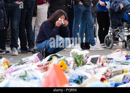 Leicester, Royaume-Uni. 28 Oct 2018. Des fans de football et de fleurs à l'extérieur gauche hommages Leicester City's King Power Stadium le dimanche, Octobre 28, 2018 après un hélicoptère transportant le propriétaire du club de football, Srivaddhanaprabha Vichai, s'est écrasé peu après avoir décollé du stade. Il a été annoncé plus tard que M. Srivaddhanaprabha et quatre autres personnes ont été tués dans l'accident. Crédit : Christopher Middleton/Alamy Live News Banque D'Images