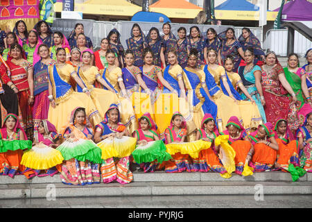 London UK. 28 octobre 2018. Les artistes indiens de la masse Goomar danse en costumes traditionnels posent au festival du Diwali Diwali à Trafalgar Square symbolise traditionnellement la joie, l'amour, de réflexion, de résolution, de pardon, de lumière et de connaissance et représente la victoire du bien sur le mal, et la lumière sur les ténèbres Crédit : amer ghazzal/Alamy Live News Banque D'Images