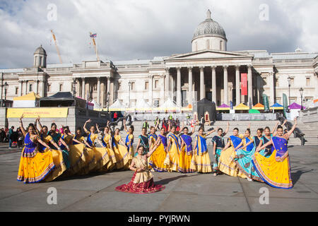 London UK. 28 octobre 2018. Les artistes indiens de la masse de la danse Ghoomar en costumes traditionnels posent au festival du Diwali Diwali à Trafalgar Square symbolise traditionnellement la joie, l'amour, de réflexion, de résolution, de pardon, de lumière et de connaissance et représente la victoire du bien sur le mal, et la lumière sur les ténèbres Crédit : amer ghazzal/Alamy Live News Banque D'Images