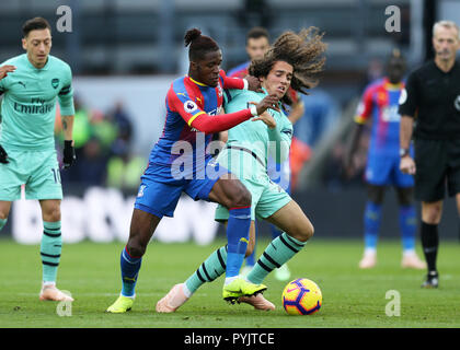 Selhurst Park, Londres, UK. 28 Oct, 2018. EPL, Premier League Arsenal contre Crystal Palace ; Wilfried Zaha de Crystal Palace est contestée par Matteo Guendouzi Crédit d'Arsenal : Action Plus Sport/Alamy Live News Banque D'Images