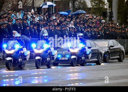 Le Président tchèque Milos Zeman arrive dans une limousine à la parade militaire à l'occasion du 100e anniversaire de la création de la Tchécoslovaquie, sur la rue européenne à Prague, République tchèque, le 28 octobre 2018. (Photo/CTK Radek Petrasek) Banque D'Images