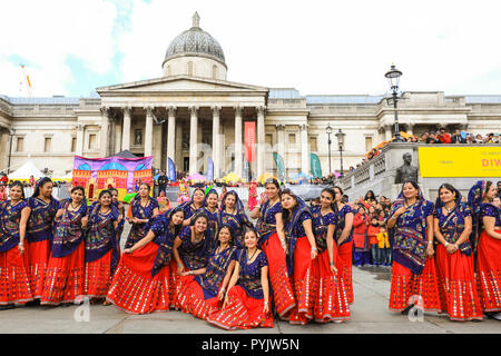 Trafalgar Square, London, UK, 28 Oct 2018. La danse Ghoomar, une danse folklorique traditionnelle de Rajastan, est réalisée par 120 artistes de tout Londres. Diwali, l'hindou, sikh et Jain fête des lumières, est célébré à Trafalgar Square de Londres avec des spectacles de musique et de danse, l'artisanat, des ateliers, de l'alimentation et des étals. Credit : Imageplotter News et Sports/Alamy Live News Banque D'Images